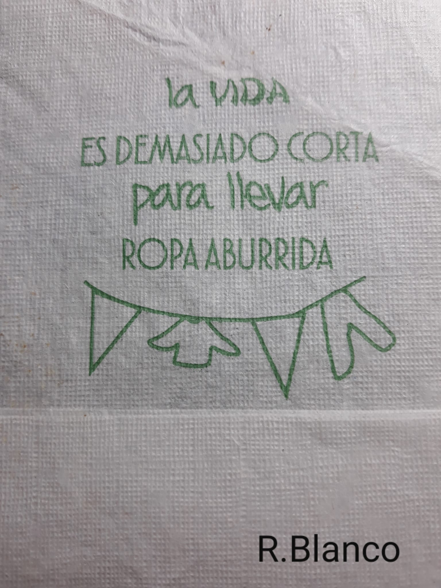 LA VIDA ES DEMASIADO CORTA PARA LLEVAR ROPA ABURRIDA
