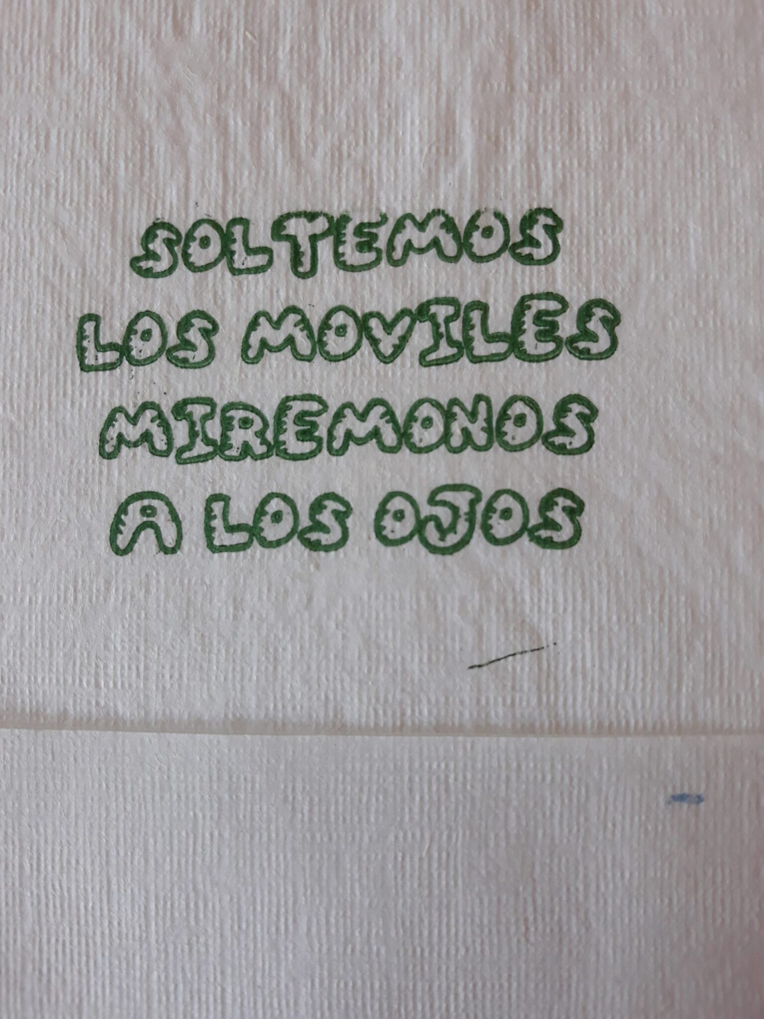 SOLTEMOS LOS MOVILES MIREMONOS A LOS OJOS